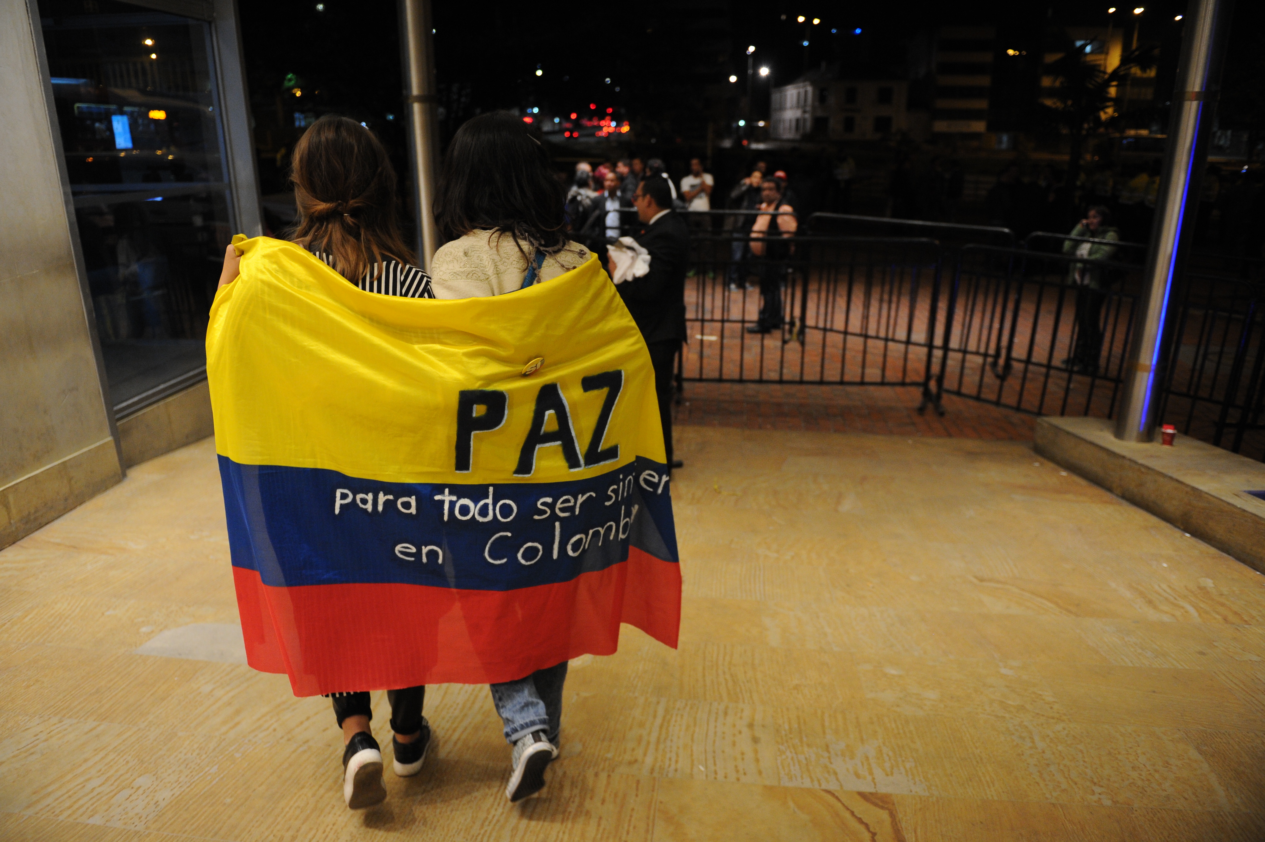 Promotores del Sí en la sede de Bogotá, después de la votación del plebiscito del 2 de octubre de 2016, en la que ganó el No al acuerdo de paz suscrito en Cartagena entre el gobierno de Juan Manuel Santos y la guerrilla de las Farc.