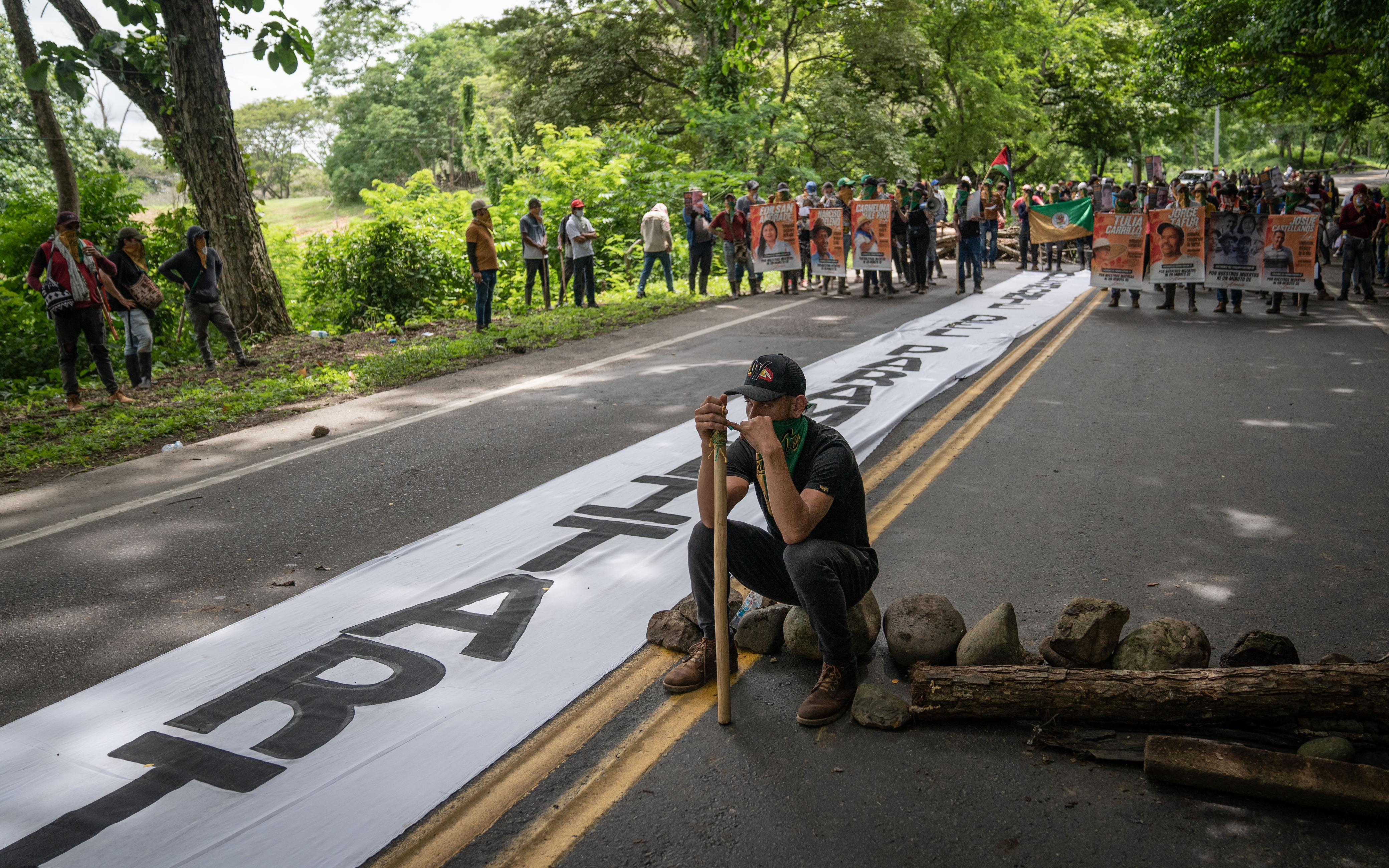 Las comunidades están haciendo un bloqueo pacífico de la Ruta del Sol.