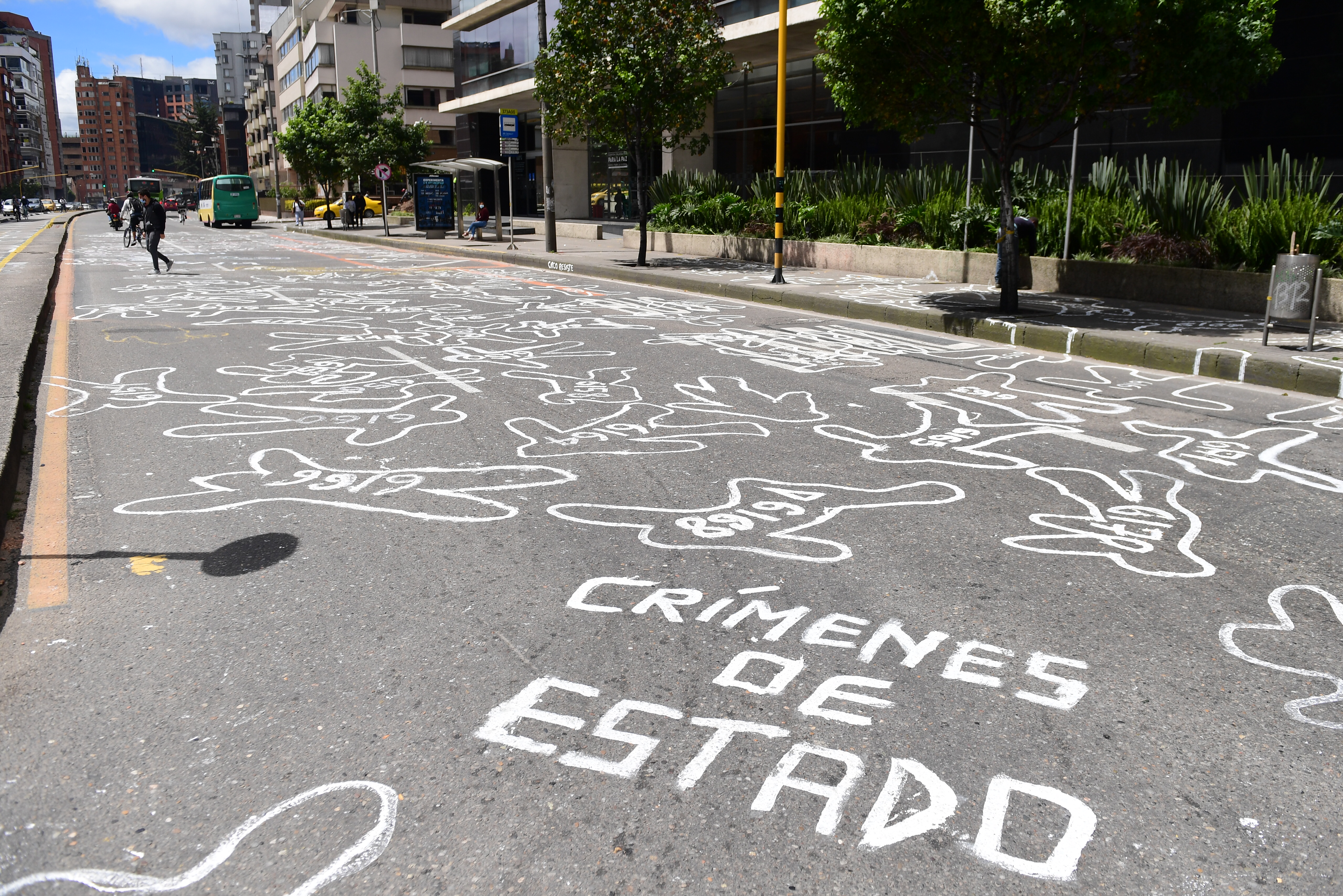Varios grafitis al frente de la JEP, Donde Están los Desaparecidos - Colectivo MAFAPO