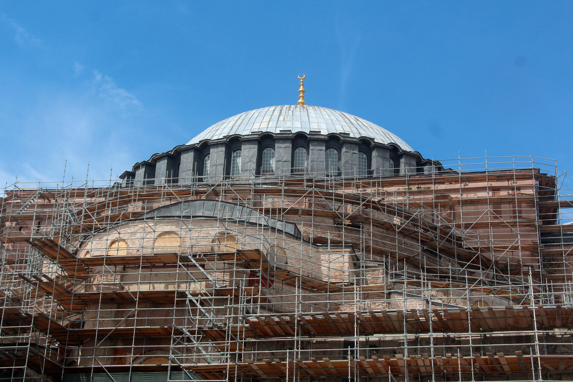 ESTAMBUL (TURQUÍA), 16/04/2025.- Por primera vez en unos mil años la cúpula de la famosa basílica de Santa Sofía de Estambul, hoy una mezquita, se someterá a una restauración que durará años y que afronta el desafío de proteger la histórica construcción de un eventual gran terremoto. Sin impedir las visitas ni el culto, las obras acaban de comenzar con la instalación de un andamio en la fachada oriental de la basílica. EFE/ Ilya U. Topper
