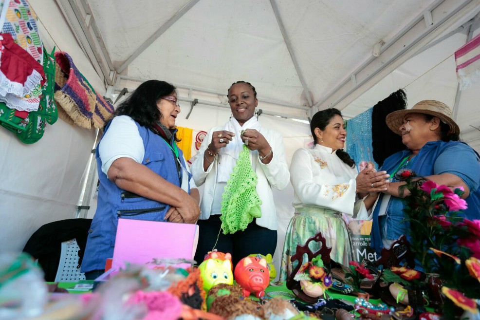 Mujeres rurales venden hoy sus productos en la Plaza de Bolívar en Bogotá