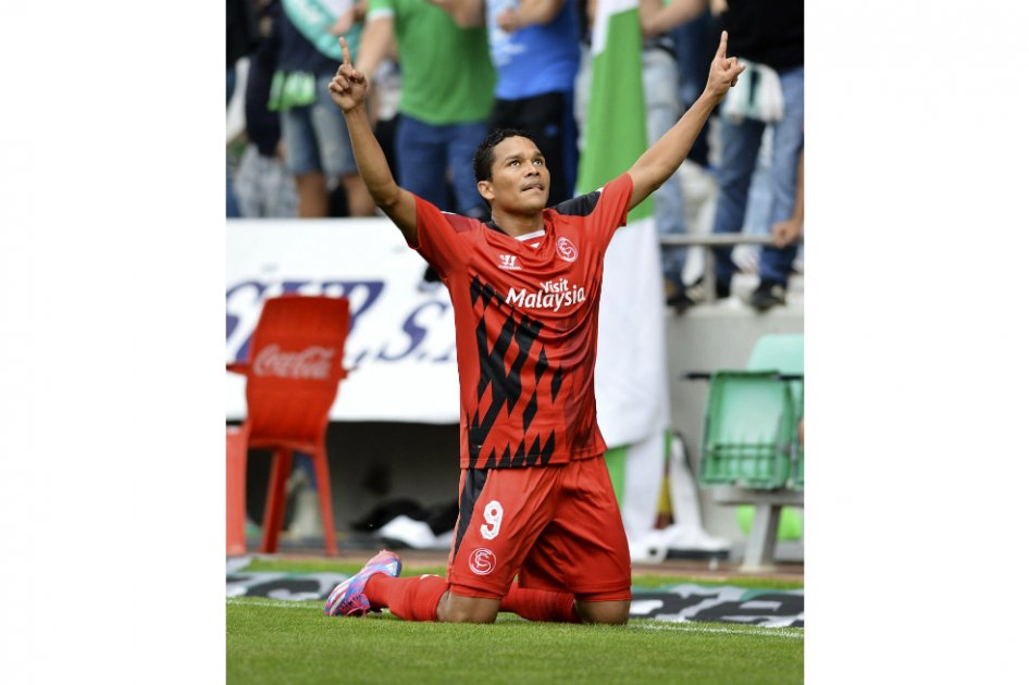 Sevilla y el Milan hacen oficial el traspaso de Carlos Bacca