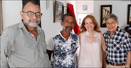 De izquierda a derecha, Enrique Muñoz Vélez, Miguel Araque Polo, Luz Helena Pumarejo y Ricardo López Solano, relacionados con el hallazgo del álbum de las joyas fotográficas de la familia Araque Polo.