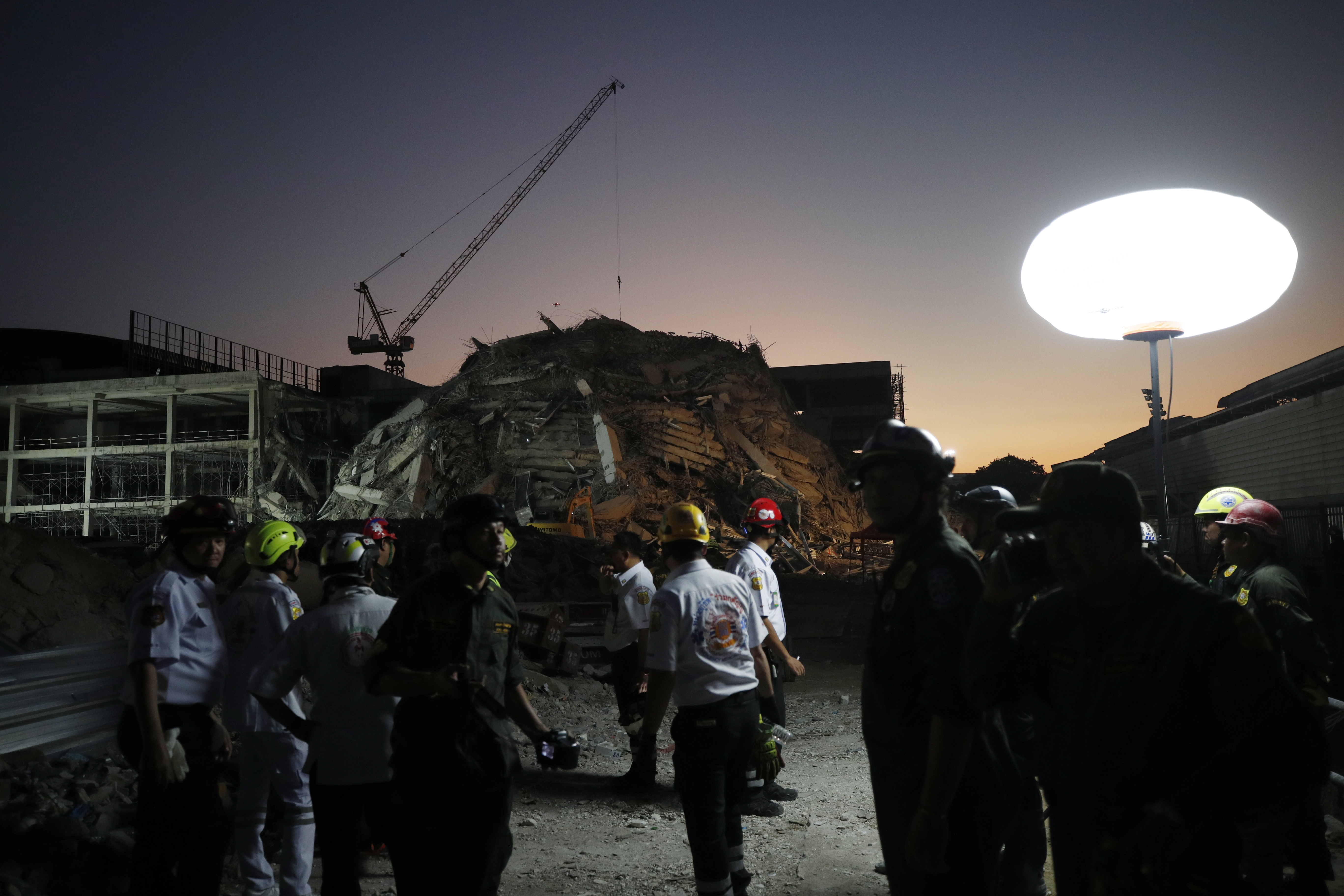 Bangkok (Thailand), 28/03/2025.- Rescue workers search for survivors at the site of a collapsed building following an earthquake in Bangkok, Thailand, 28 March 2025. According to the National Institute for Emergency Medicine, 70 construction workers are missing at the site following a 7.7-magnitude earthquake that struck Myanmar and caused tremors that could be felt in neighboring Thailand. (Terremoto/sismo, Birmania, Tailandia) EFE/EPA/RUNGROJ YONGRIT