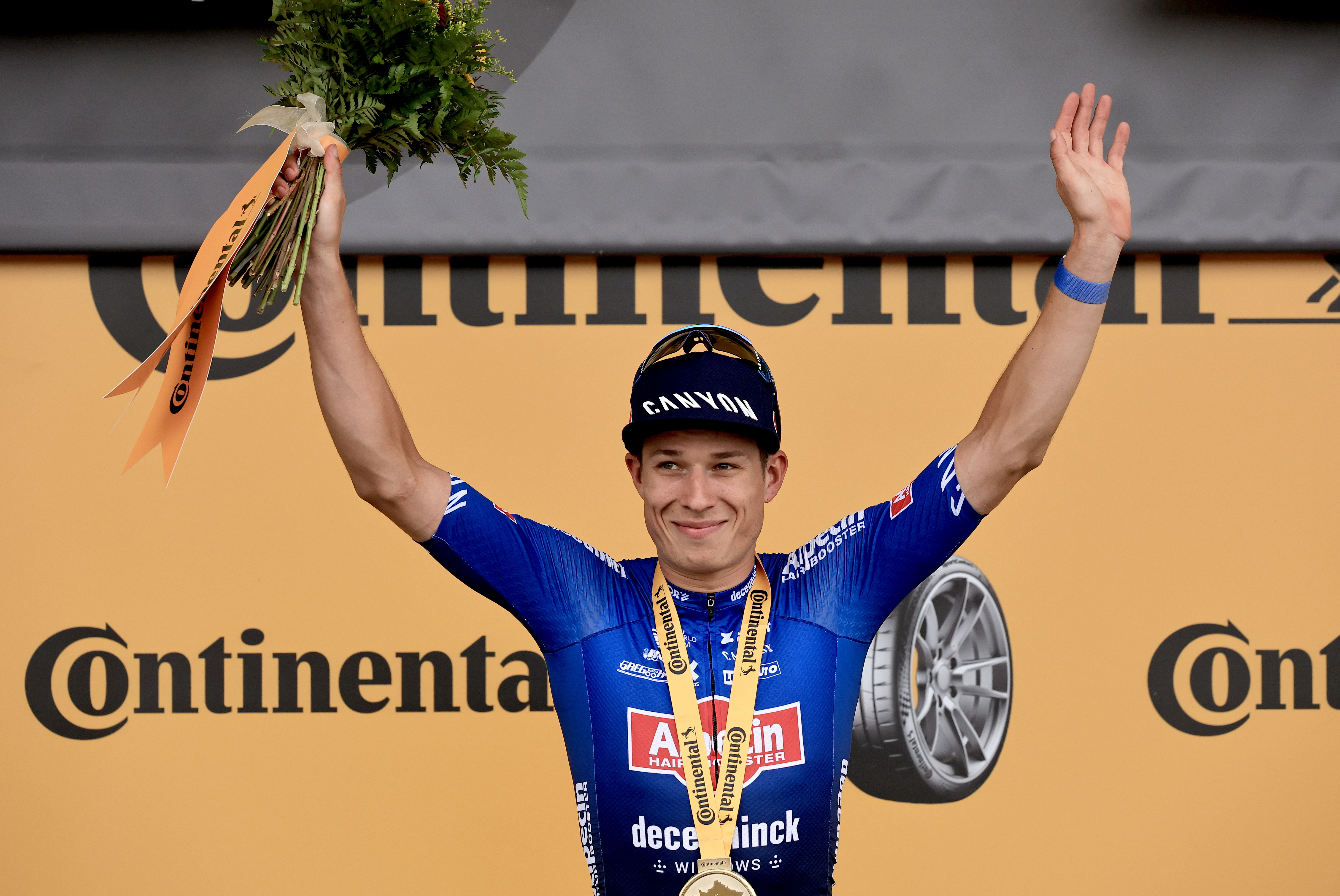 Nogaro (France), 04/07/2023.- Belgian rider Jasper Philipsen of team Alpecin-Deceuninck celebrates on the podium after winning the 4th stage of the Tour de France 2023, a 181,8km race from Dax to Nogaro, France, 04 July 2023. (Ciclismo, Francia) EFE/EPA/CHRISTOPHE PETIT TESSON