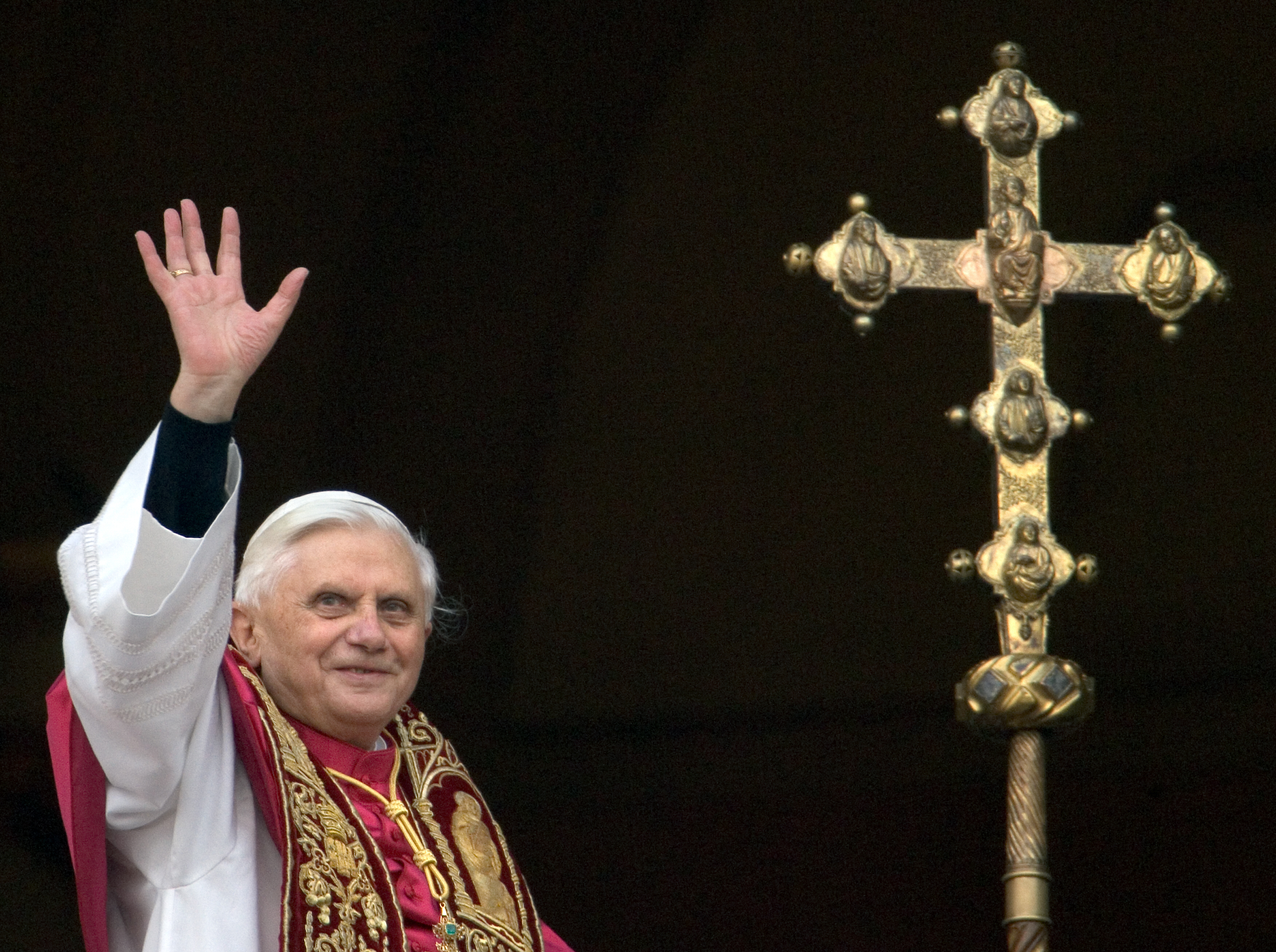 Muere Benedicto XVI: la historia del único papa en renunciar al cargo en 600 años