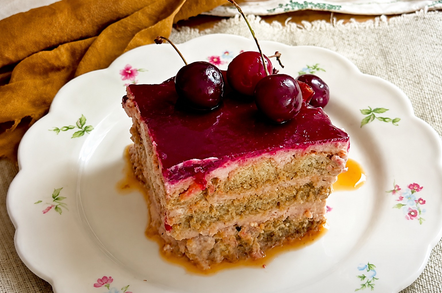 Tiramisú de cereza fácil y cremoso: receta sin horno