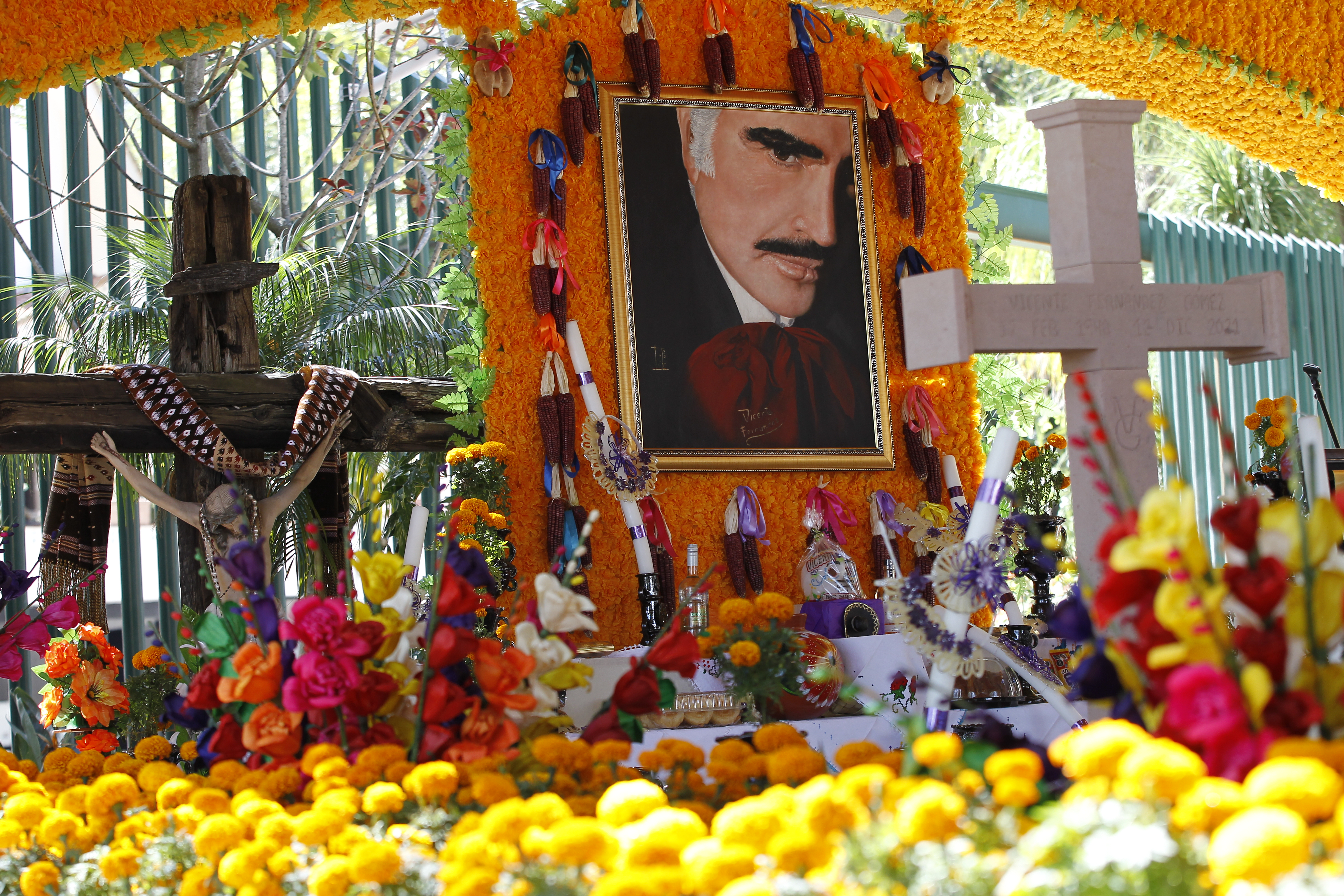 MEX8640. TLAJOMULCO (MÉXICO), 31/10/2022.- Vista hoy del altar de Día de Muertos dedicado al cantante mexicano Vicente Fernández, en el rancho Los Tres Potrillos, en el municipio de Tlajomulco, Jalisco (México). Con un colorido altar al pie de su tumba en su rancho, ubicado a las afueras de la ciudad mexicana de Guadalajara, el cantante de música ranchera Vicente Fernández es recordado estos días por su familia y por decenas de sus seguidores que han viajado de todas partes del país y Estados Unidos hasta el estado de Jalisco, oeste de México. EFE/ Francisco Guasco