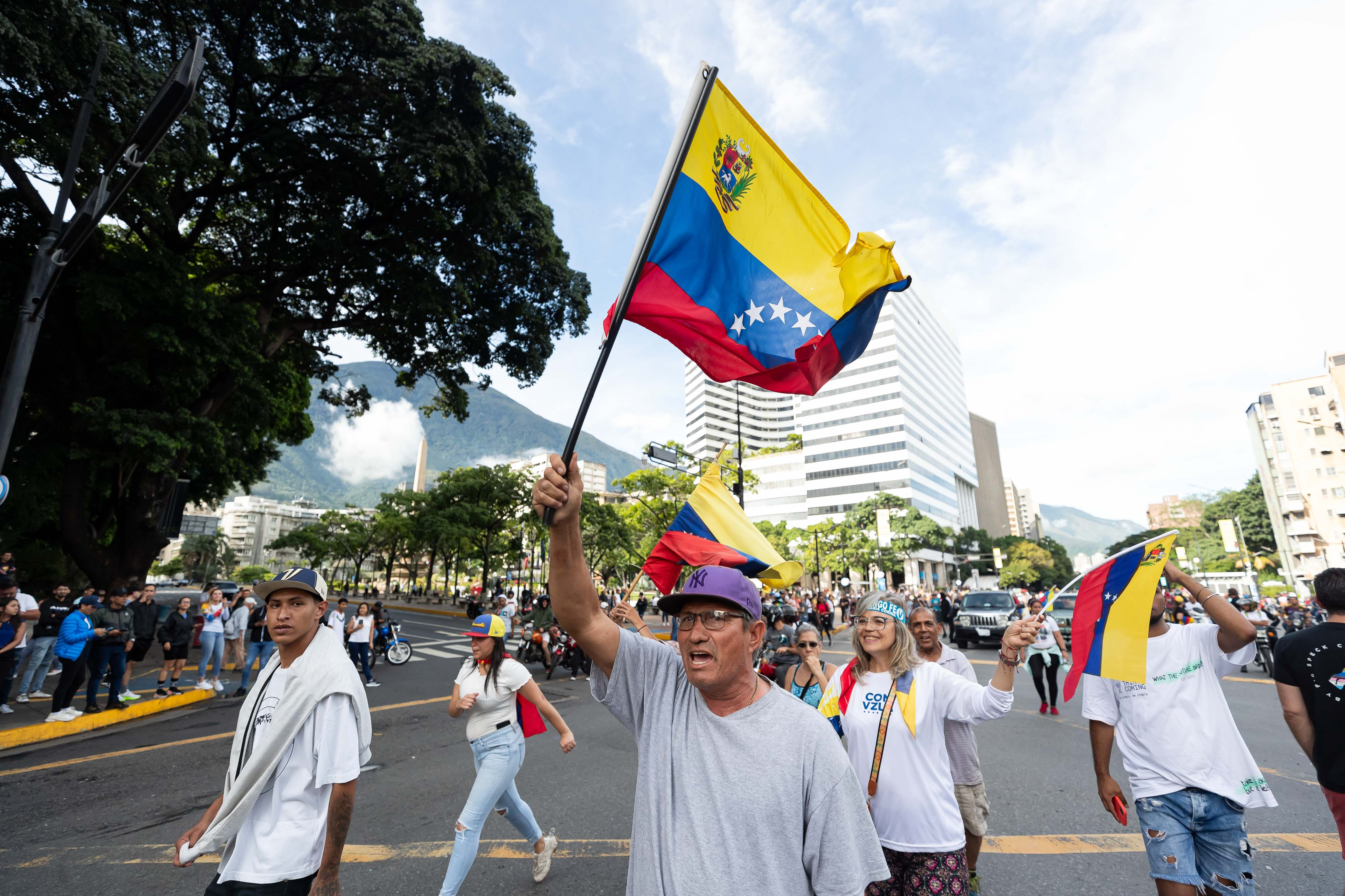AME6317. CARACAS (VENEZUELA), 31/07/2024.- Fotografía de este lunes de personas durante una protesta por los resultados de las elecciones presidenciales en Caracas (Venezuela). El Gobierno de Venezuela ha desencadenado una inédita crisis diplomática simultánea con siete países de América Latina a raíz del cuestionamiento de estos acerca de la transparencia y limpieza de las elecciones del pasado 28 de julio en las que, según el Consejo Nacional Electoral (CNE), Nicolás Maduro fue reelegido para un tercer mandato con un 51,2 % de los votos, un resultado que la oposición considera “fraudulento”. Los países afectados son Argentina, Costa Rica, Chile, Panamá, Perú, República Dominicana y Uruguay. Algunos de ellos han retirado motu proprio a sus representantes diplomáticos tras denunciar irregularidades en los comicios que dieron la victoria a Nicolás Maduro y otros han sido obligados por Caracas a cerrar sus Embajadas en el país caribeño y retirar su personal. EFE/ Ronald Peña