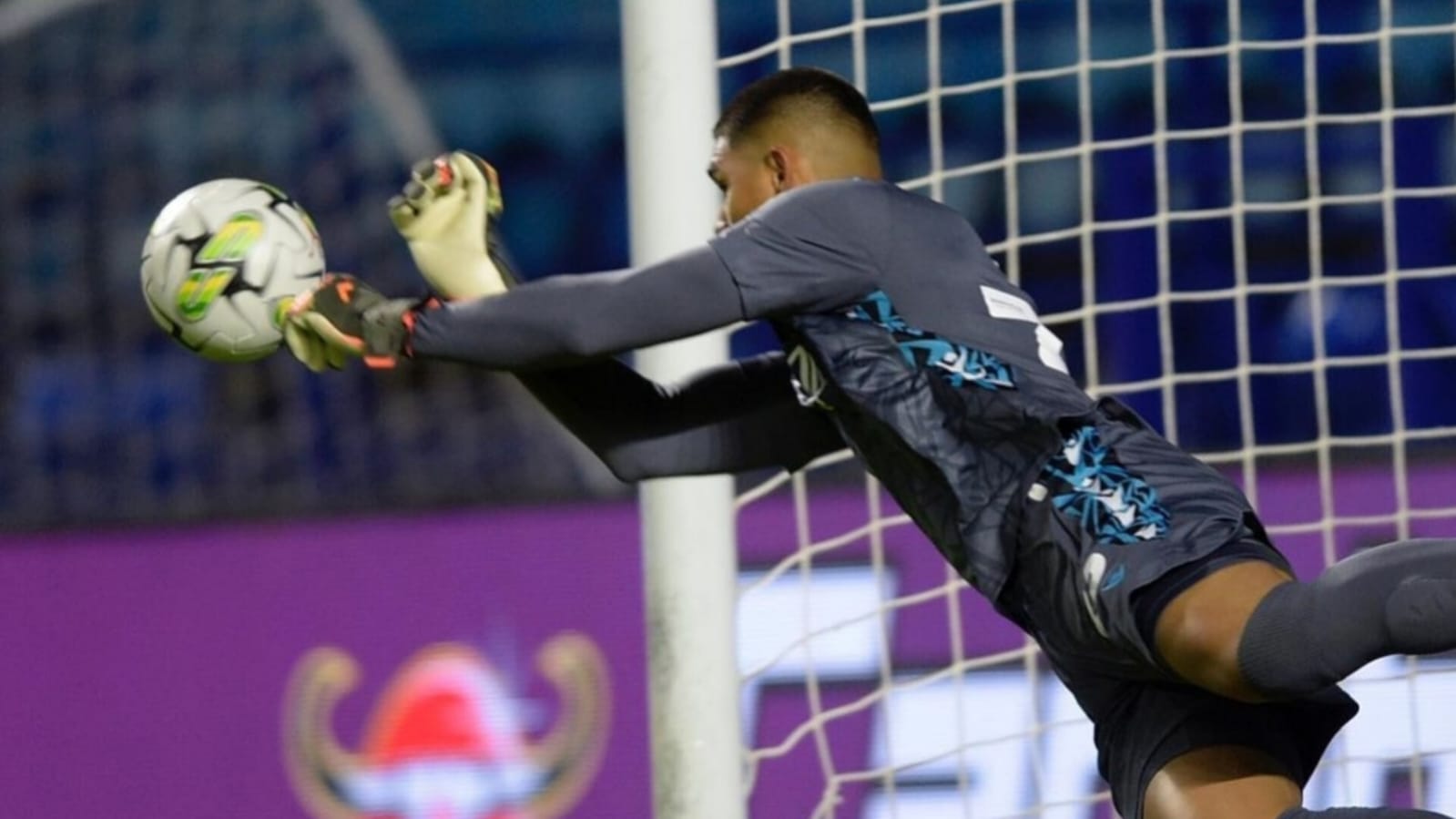 Devis Vásquez, portero de Sheffield Wednesday, fue clave en su debut en la Carabao Cup