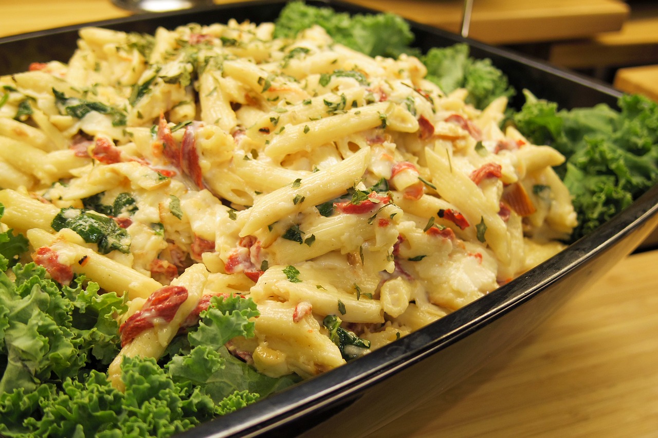 Receta: pasta corta con vegetales, tocineta y suero costeño