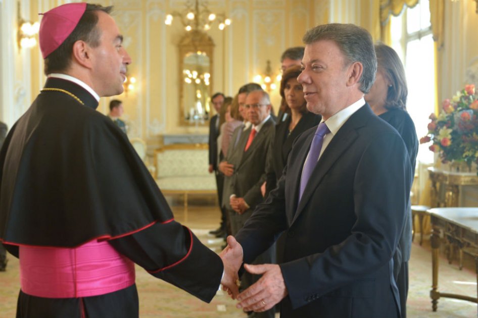 El Presidente Juan Manuel Santos saluda a los embajadores, jefes de misiones y representantes de organismos internacionales, durante el saludo al Cuerpo Diplomático, que se llevó a cabo este lunes en el Salón Bolívar de la Casa de Nariño.