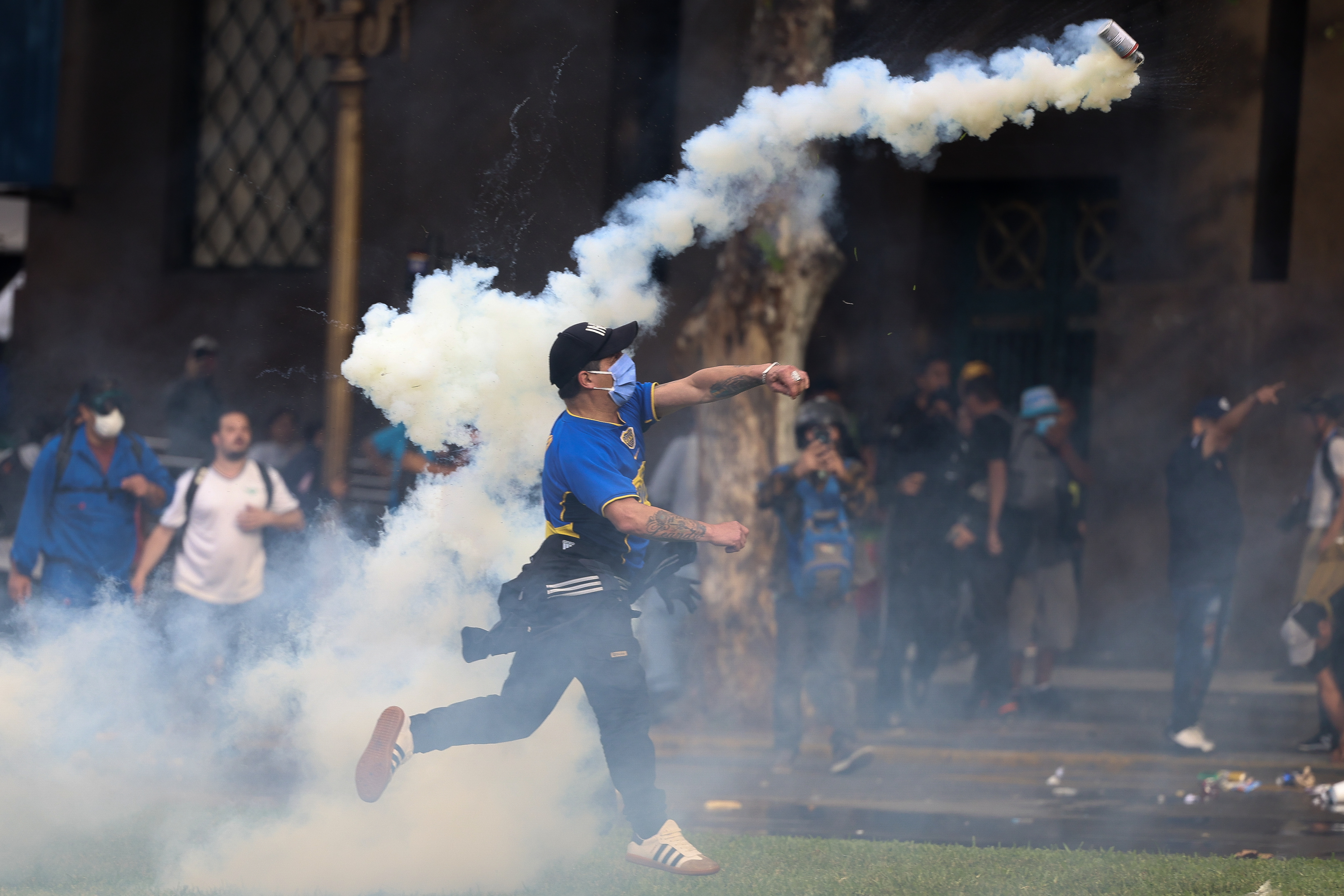 “Los vamos a meter presos”: Javier Milei contra jubilados e hinchas en Argentina