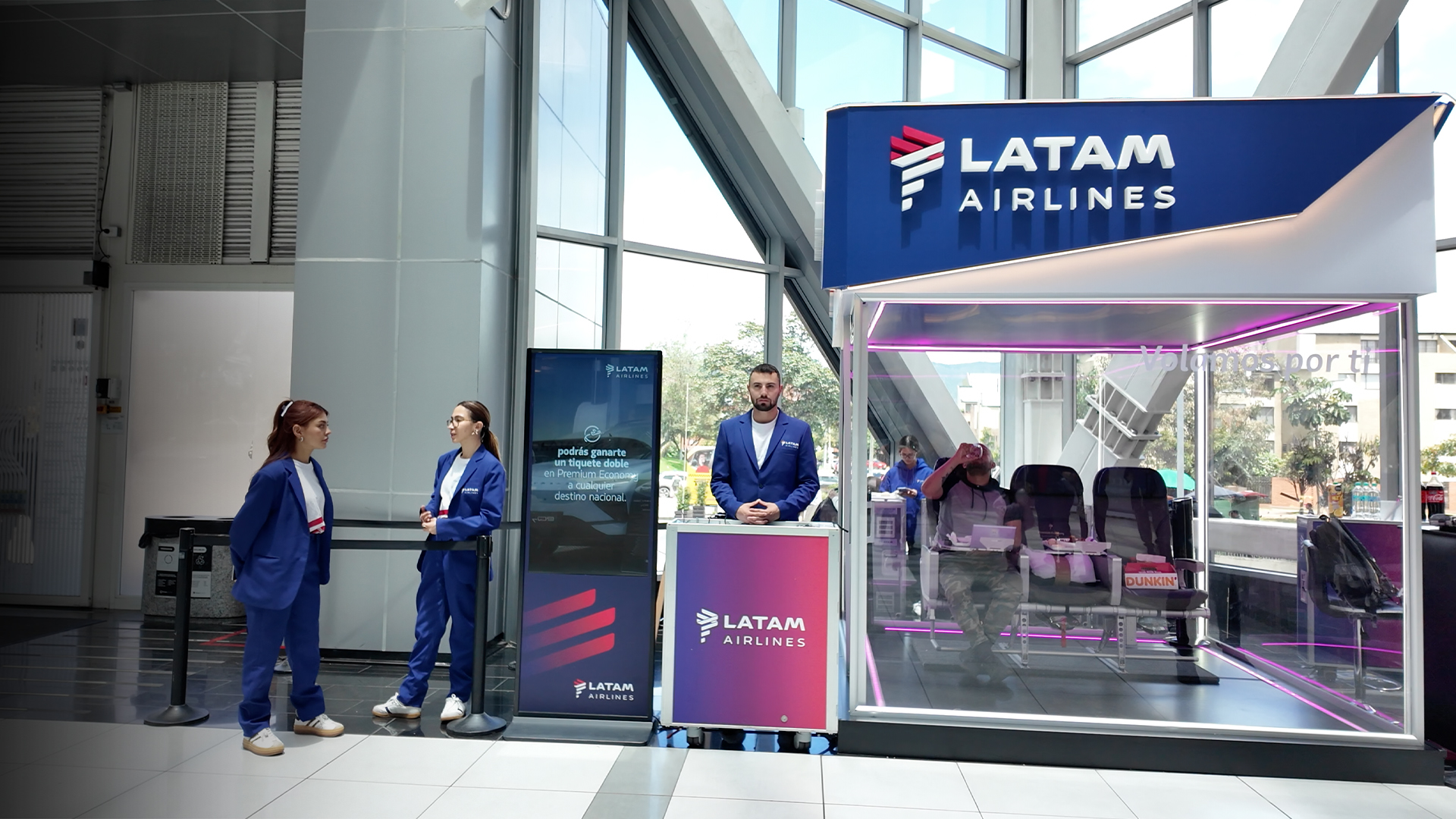 LATAM trae su cabina Premium Economy a Bogotá: confort, regalos y premios