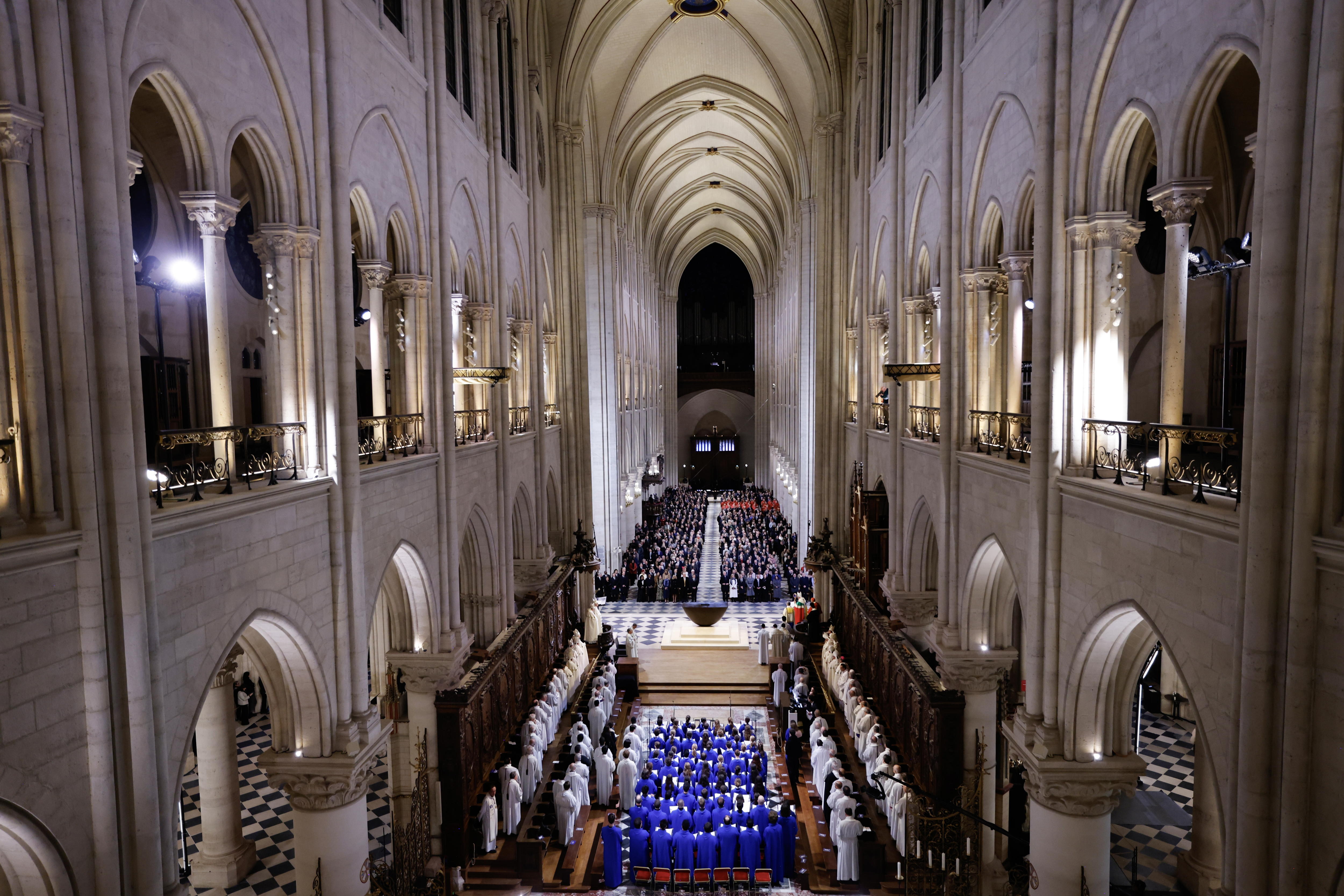 Paris (France), 07/12/2024.- Members of the choir, clergy and guests stand inside the Notre Dame de Paris cathedral, during a ceremony to mark its reopening in Paris, France, 07 December 2024. The Notre Dame de Paris Cathedral reopens on 07 December after nearly six years of renovation work following its destruction by a fire on 15 April 2019. (Francia) EFE/EPA/LUDOVIC MARIN / POOL MAXPPP OUT
