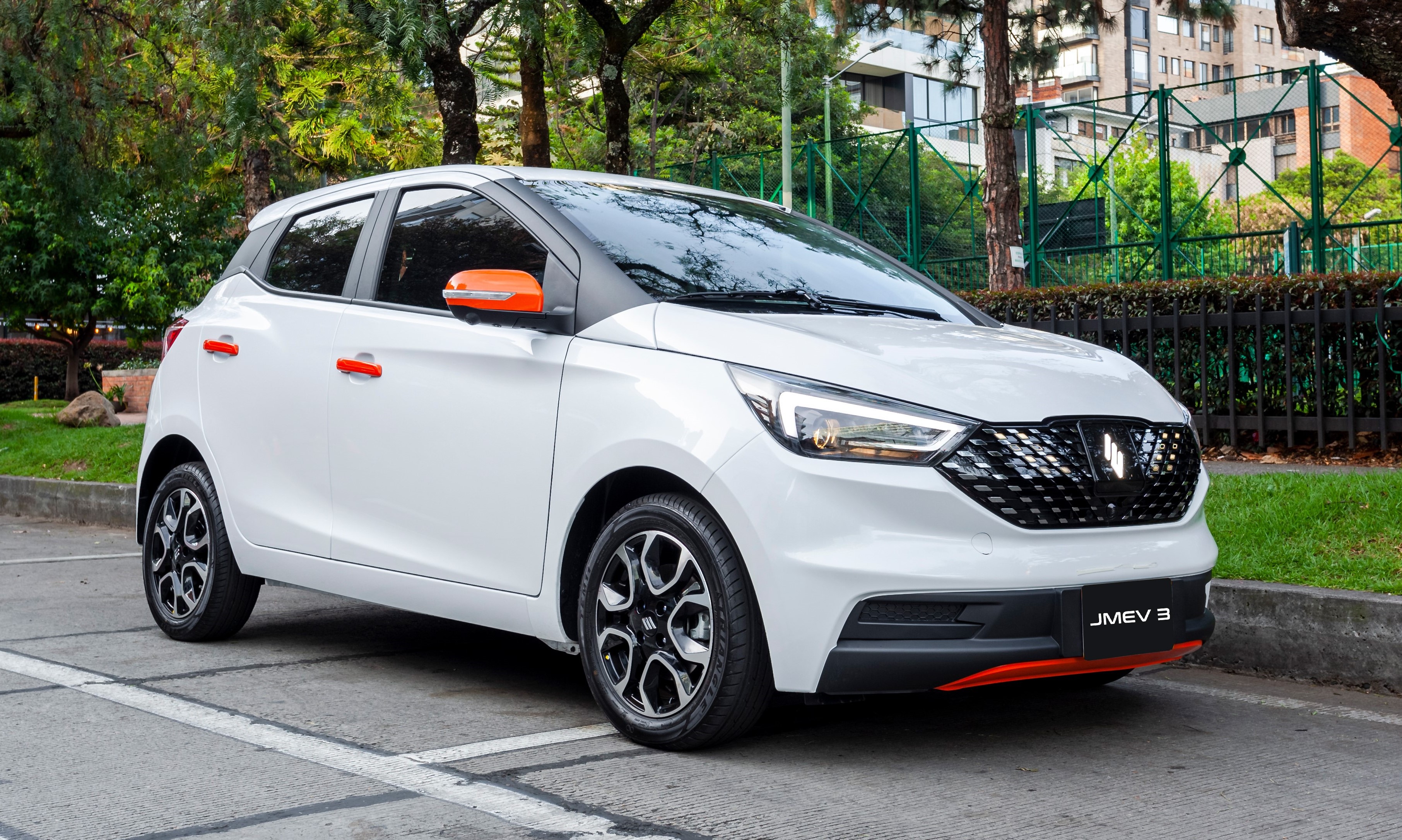 Actualizan al city car eléctrico JMEV 3 en Colombia: ¿qué cambió?
