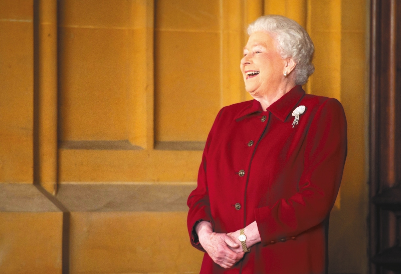 Cuando Theresa May tiró un queso frente a la reina y más del humor de Isabel II