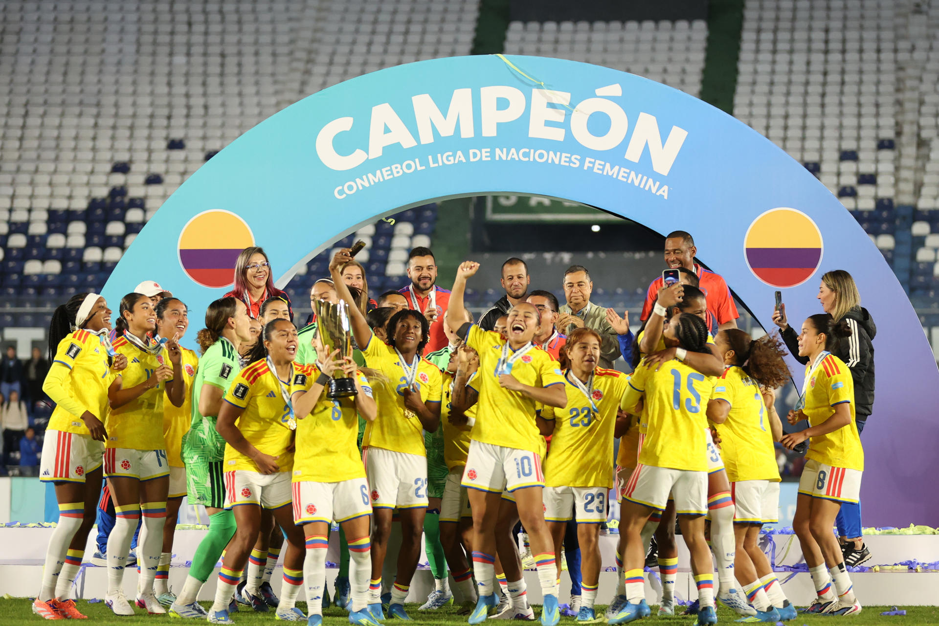AME249. ASUNCIÓN (PARAGUAY), 09/06/2026.- Jugadoras de Colombia celebran al ganar la Liga de Naciones este martes, en un partido contra Paraguay en el estadio Defensores del Chaco en Asunción (Paraguay). EFE/ Juan Pablo Pino