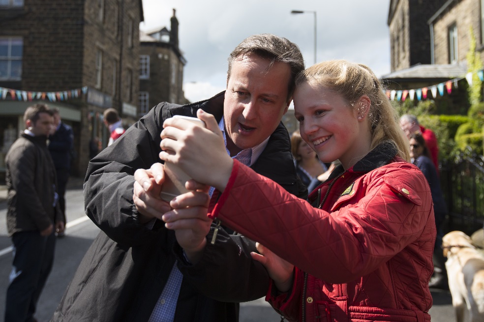 El primer ministro británico, David Cameron, en un intento por acercarse a las juventudes en las elecciones más reñidas en la historia del país./AFP