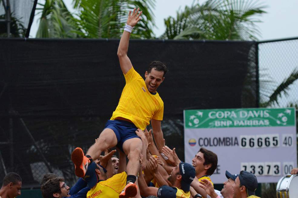 Santiago Giraldo es alzado por sus compañeros de equipo. / AFP