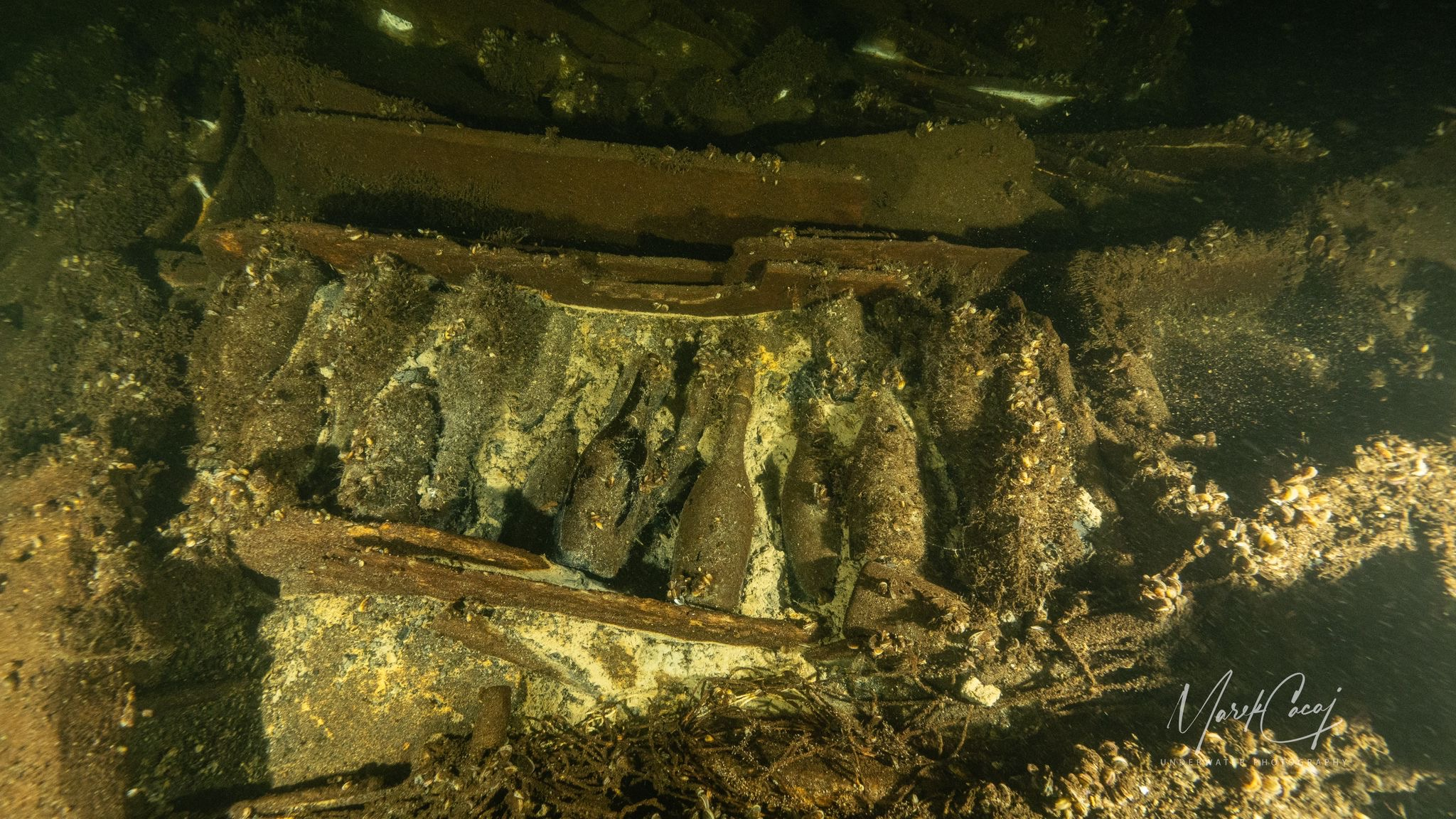 CRACOVIA, 25/07/2024.- Una expedición de arqueólogos submarinos polacos ha descubierto los restos de un barco naufragado en aguas del mar Báltico en el siglo XIX que contienen cientos de botellas de champán, vino y agua mineral, entre otros objetos. La información ha sido facilitada a través de un mensaje publicado en internet por Tomasz Stachura, al cargo del equipo, que espera obtener los permisos para rescatar las mercancías de un velero de 16 metros de eslora que yace a unos 58 metros de profundidad en las inmediaciones de la isla sueca de Oland. EFE/ Baltictech SOLO USO EDITORIAL/SOLO DISPONIBLE PARA ILUSTRAR LA NOTICIA QUE ACOMPAÑA (CRÉDITO OBLIGATORIO)