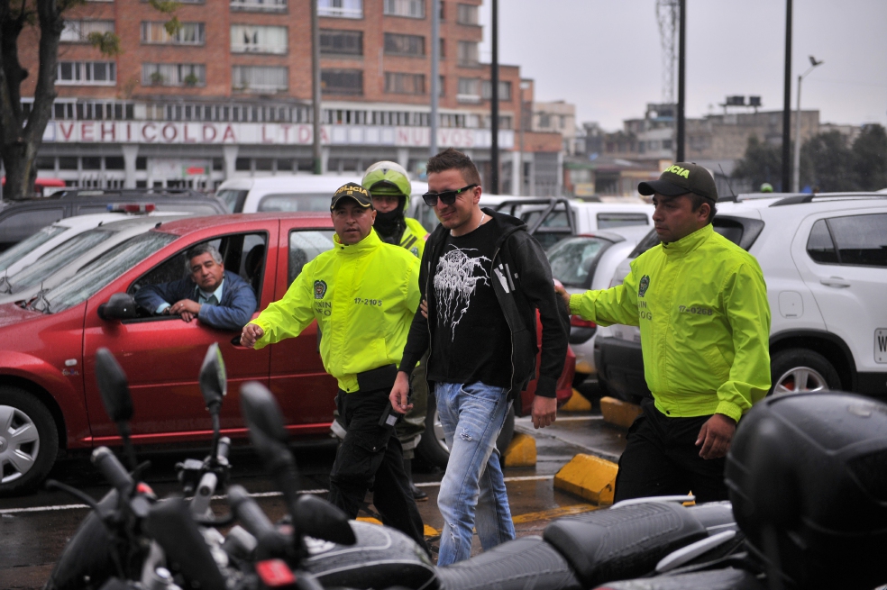Fabián Vargas, quien apuntó un arma contra la Policía en las protestas del domingo, se entregó y pidió perdón. / Andrés Torres