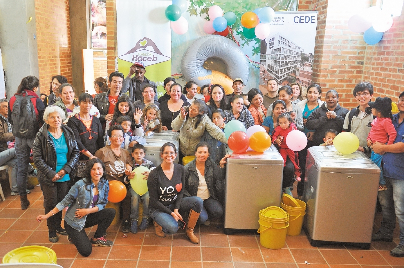 Entrega de lavadoras, a familias de estratos 0, 1 y 2 en el barrio Altos de Cazucá. / Gustavo Torrijos - El Espectador