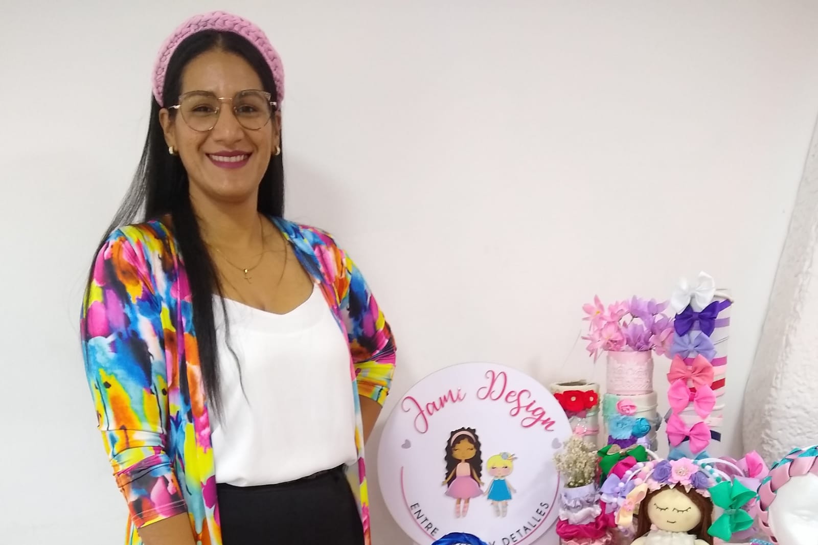 La docente que elabora accesorios con cuero vegano hecho con fibras de naranja
