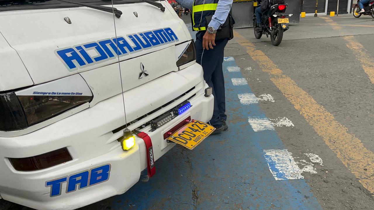 Inmovilizan ambulancia que tenía placa alterada y conductor sin licencia adecuada en Cali