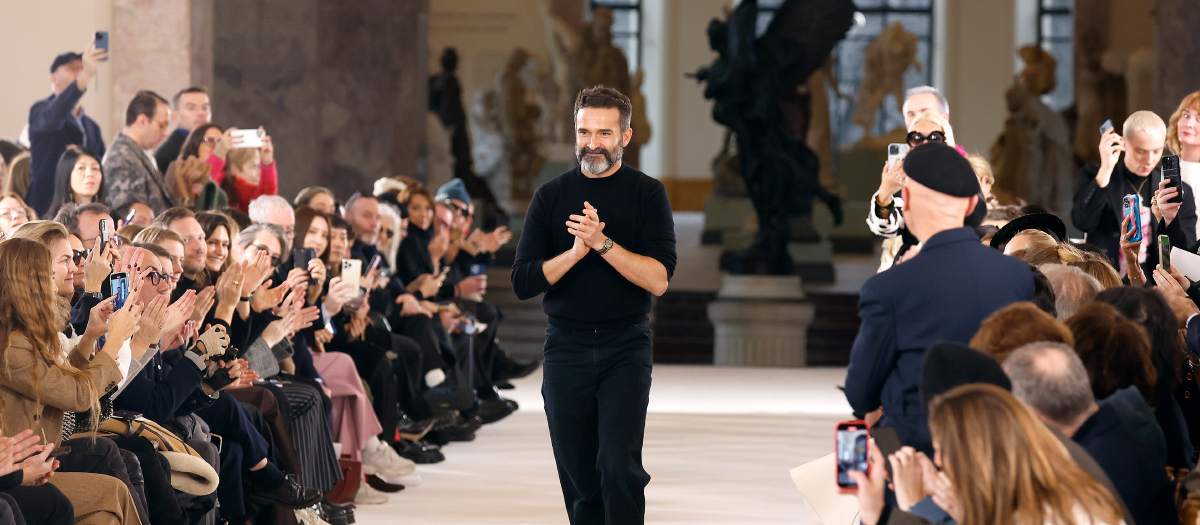 Schiaparelli apuesta por el pasado y por la desconexión en la Alta Costura de París