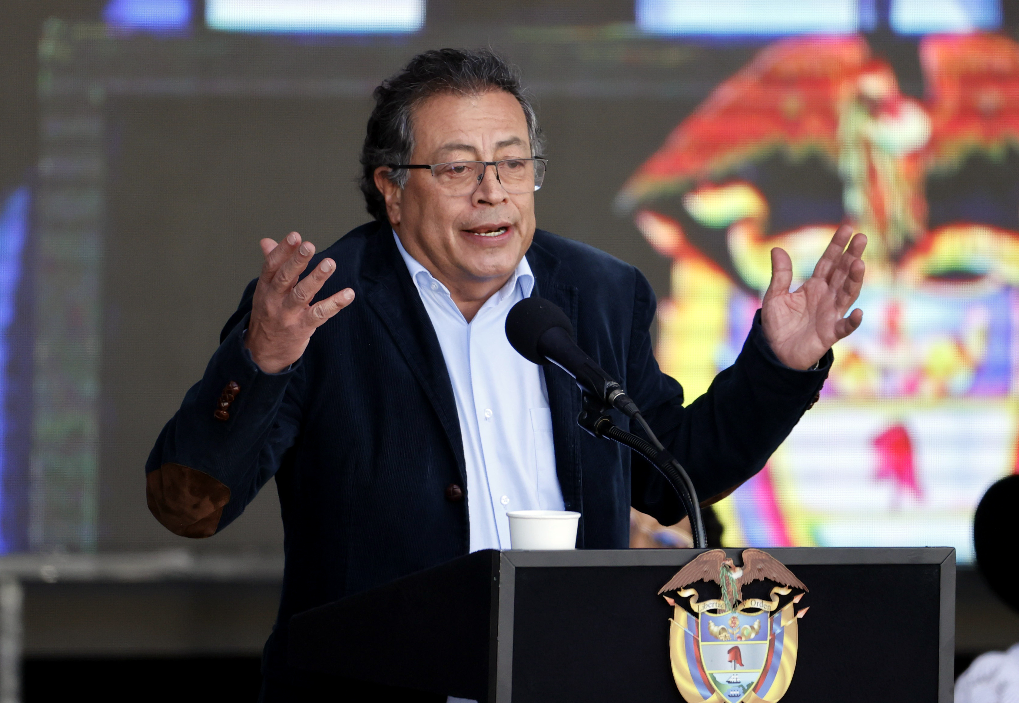 COL500. BOGOTÁ. (COLOMBIA), 19/09/2024.- El presidente colombiano, Gustavo Petro, habla durante una concentración de seguidores este jueves en la Plaza Bolívar de Bogotá (Colombia). Petro, propuso rebajar la edad de jubilación, ya que "la vida no es solo trabajar, trabajar y trabajar", e invitó a que esta propuesta sea una discusión mundial frente al debate que abordan la mayor parte de las sociedades respecto a aumentar la edad para pensionarse. EFE/Mauricio Dueñas Castañeda