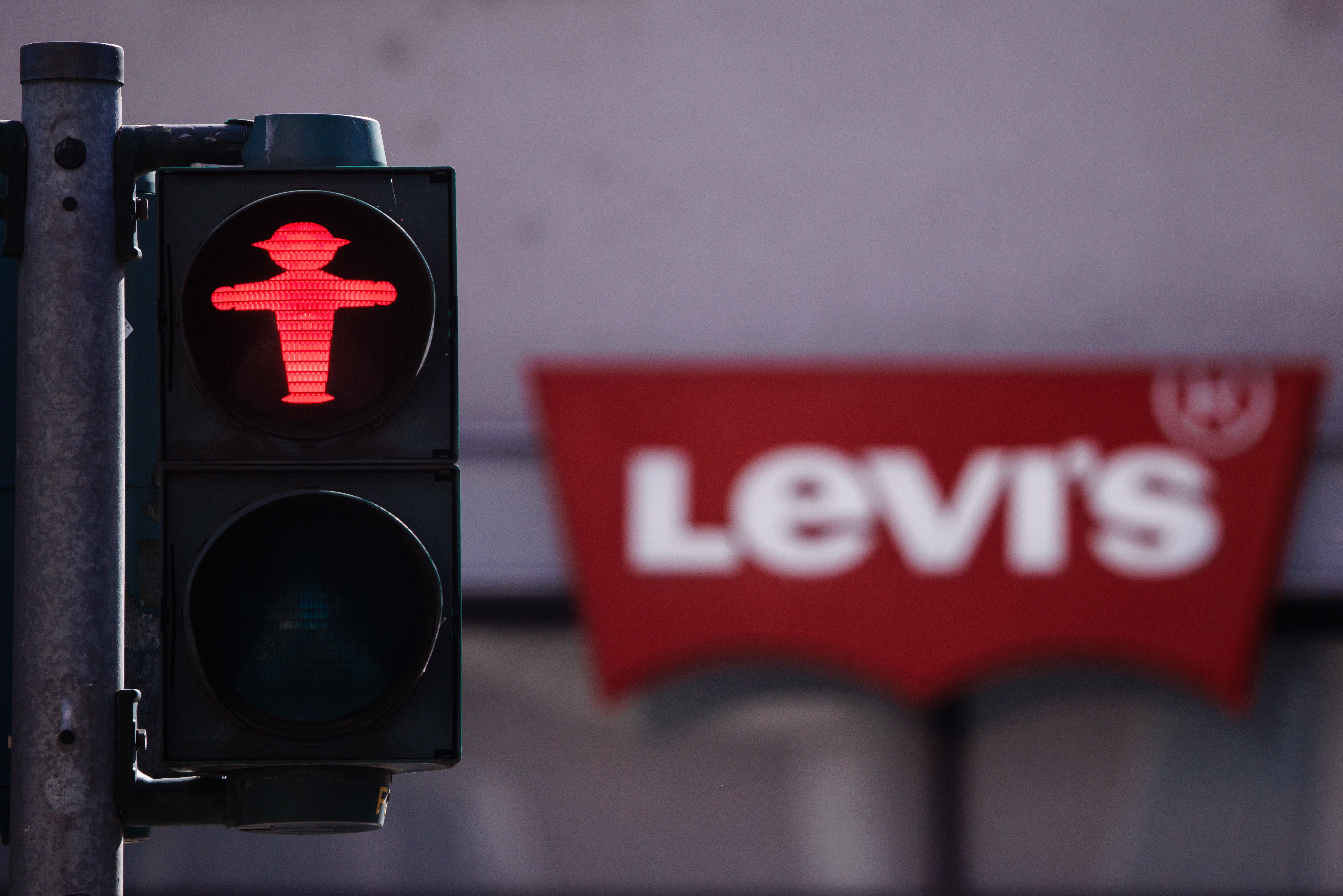 Berlin (Germany), 03/04/2025.- A red symbol is seen on a pedestrian traffic light in front of a Levi's shop in Berlin, Germany, 03 April 2025. US President Donald Trump on 02 April announced a series of 'reciprocal tariffs' on US trading partners, including a 20 percent tariff on all imports from the European Union. (Alemania) EFE/EPA/CLEMENS BILAN