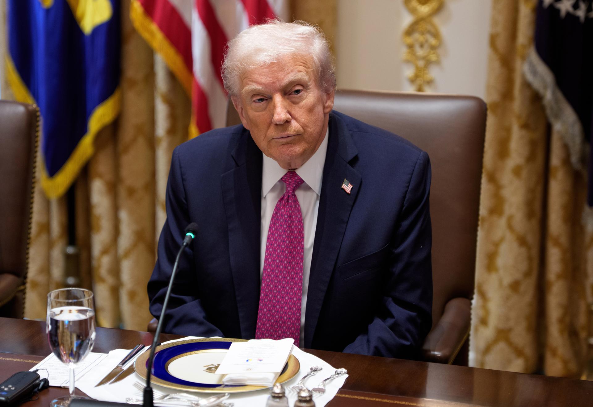 Washington (USA), 17/10/2025.- US President Donald J. Trump gives remarks during a bilateral meeting in the Cabinet Room of the White House in Washington, D.C., USA, 17 October 2025. Ukrainian President Zelenskyy is visiting the United States as Trump pursues a peace deal in the Russia-Ukraine war. (Ucrania, Estados Unidos) EFE/EPA/AARON SCHWARTZ / POOL