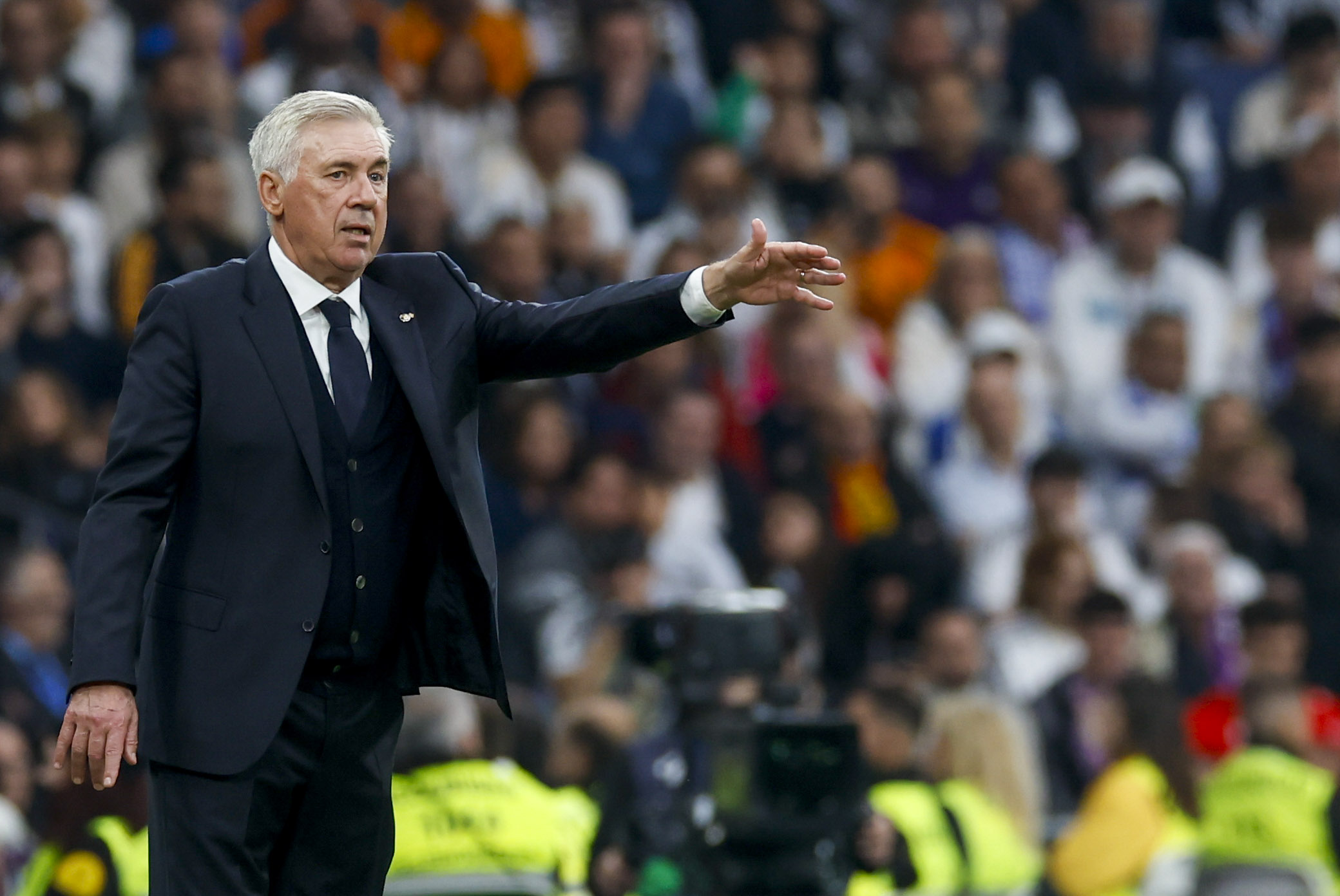MADRID, 09/11/2024.- El entrenador italiano del Real Madrid Carlo Ancelotti, durante el partido de la jornada 13 de LaLiga entre Real Madrid y Osasuna, este sábado en el estadio Santiago Bernabéu en Madrid. EFE/ Javier Lizón