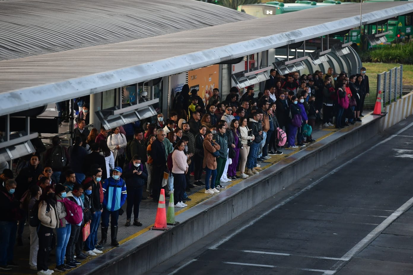 En las troncales de Transmilenio está operando el 100 % de la flota disponible en hora pico y se reforzará entre las 9:00 a. m. y las 4:00 p. m.