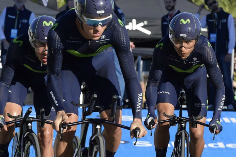 El ciclista colombiano Nairo Quintana (d) corre junto a su equipo la primera etapa de la Vuelta a la Cou