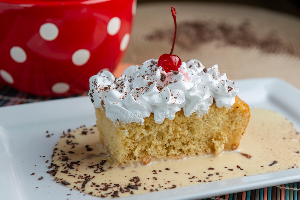 Sigue las instrucciones de esta receta y sorprende a los que más quieres con este exquisito postres de tres leches.
