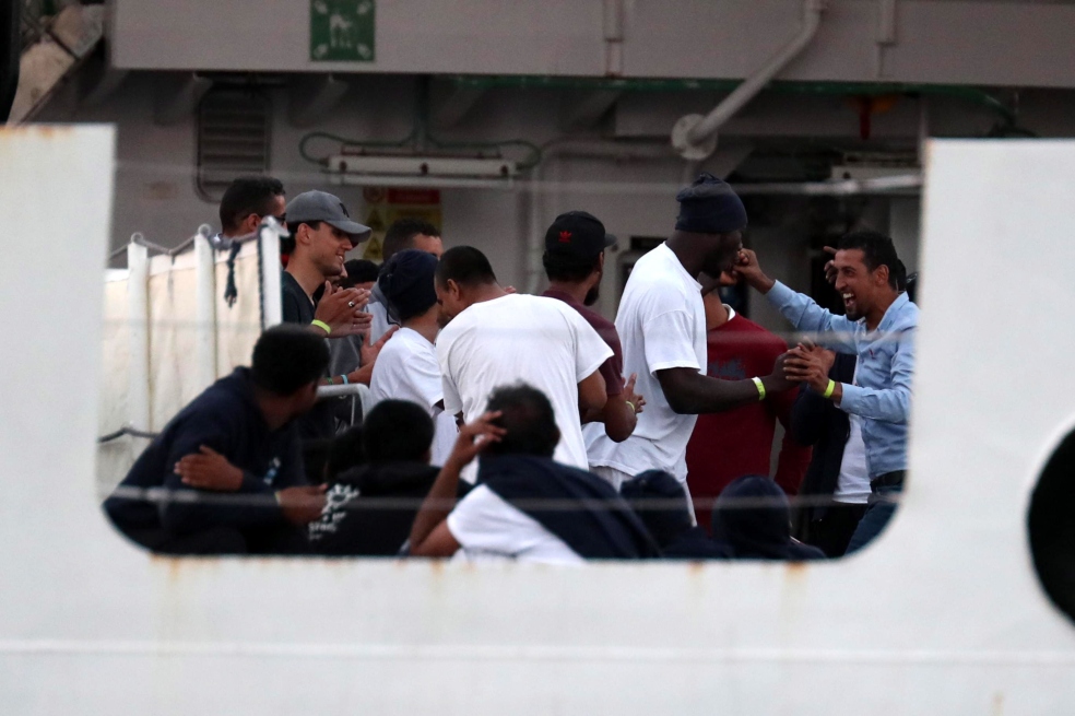 Los 67 inmigrantes rescatados en el Mediterráneo logran desembarcar en Italia