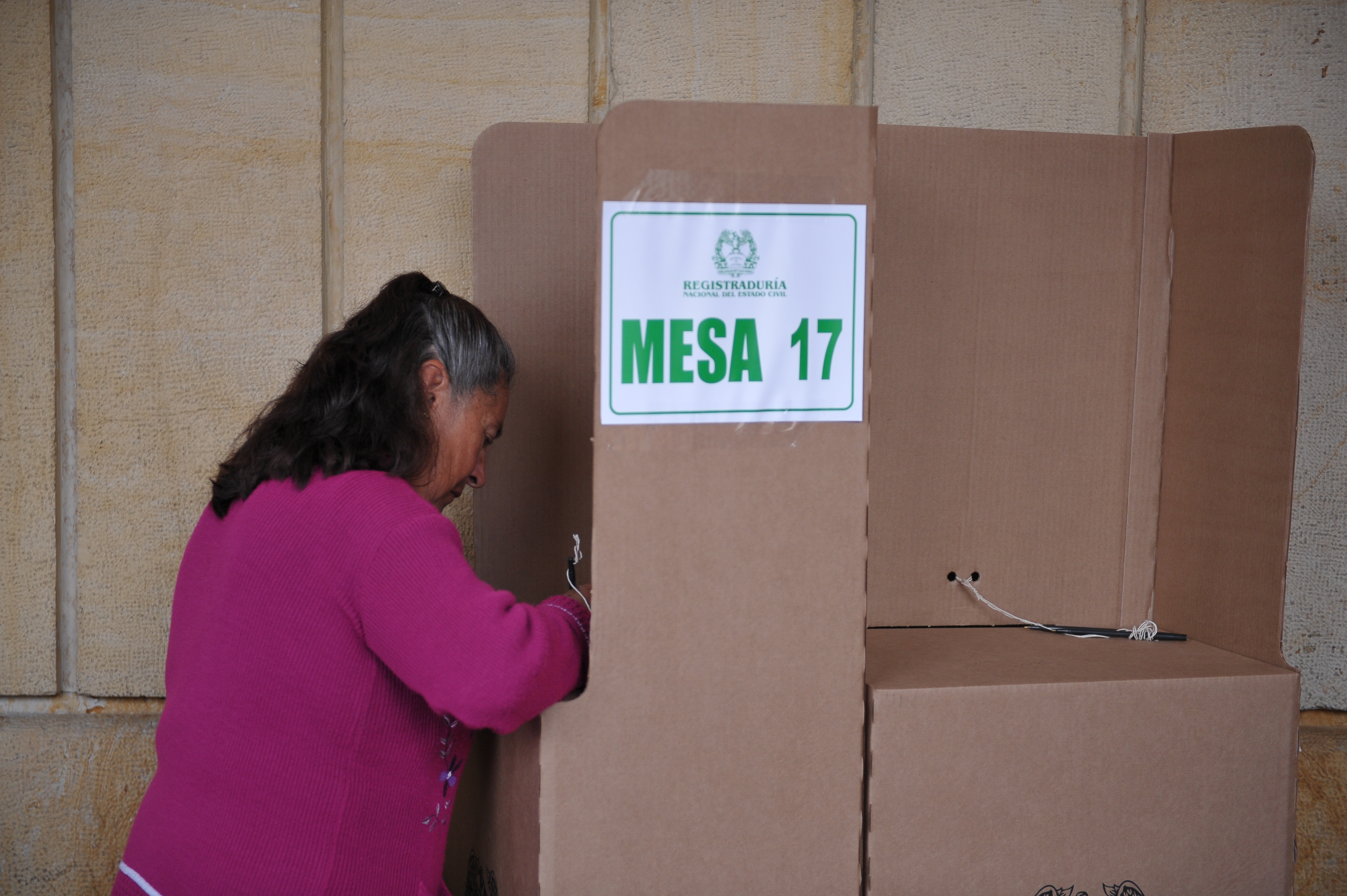 Varios aspectos de esta jornada de votación para el Plebiscito sobre los acuerdos de paz , realizada en la Plaza de Bolívar.