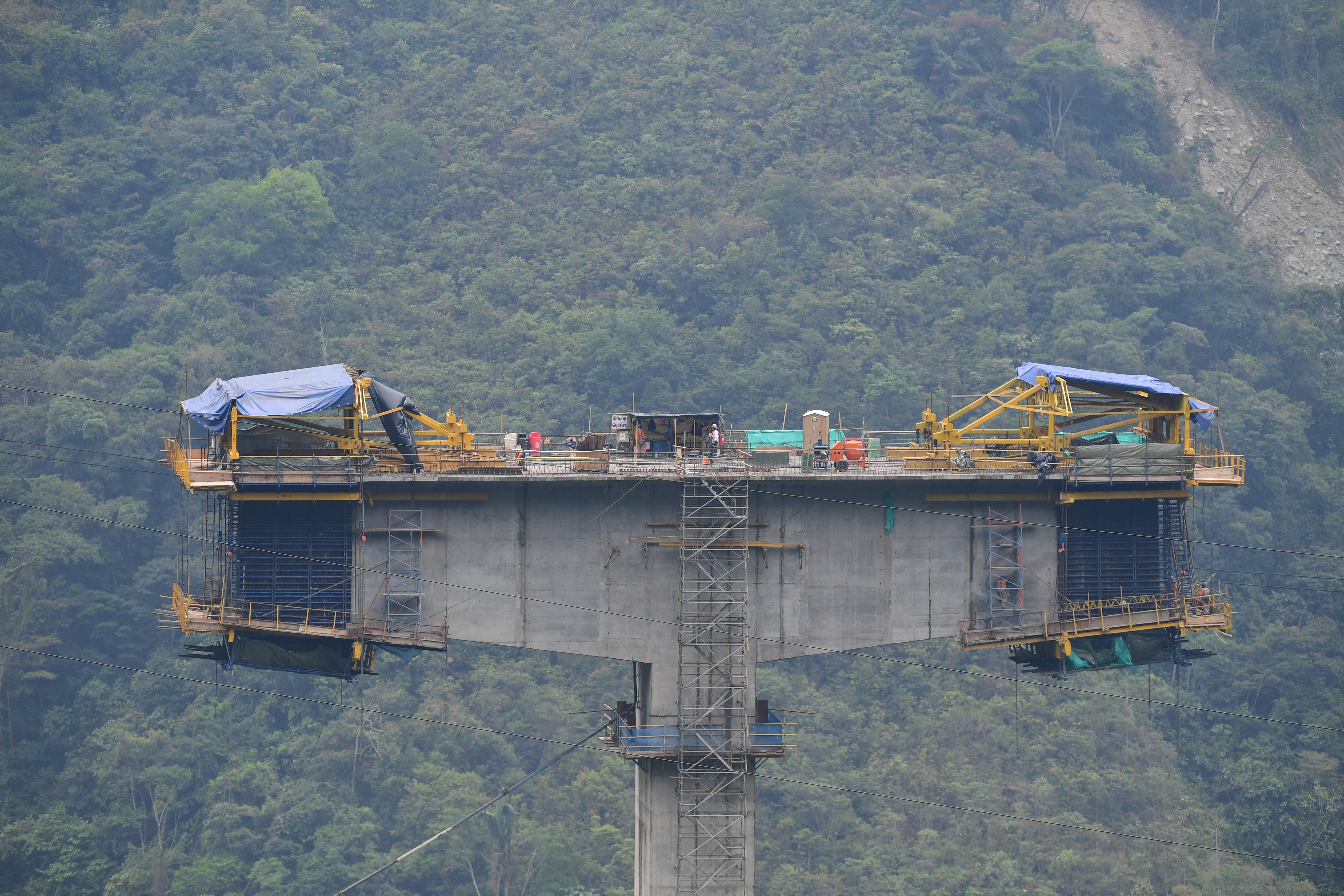 Obras del Puente Chirajara,  vía Bogotá - Villavicendio.