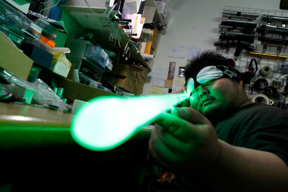 Fanáticos de «Star Wars» fabrican sus propias espadas láser