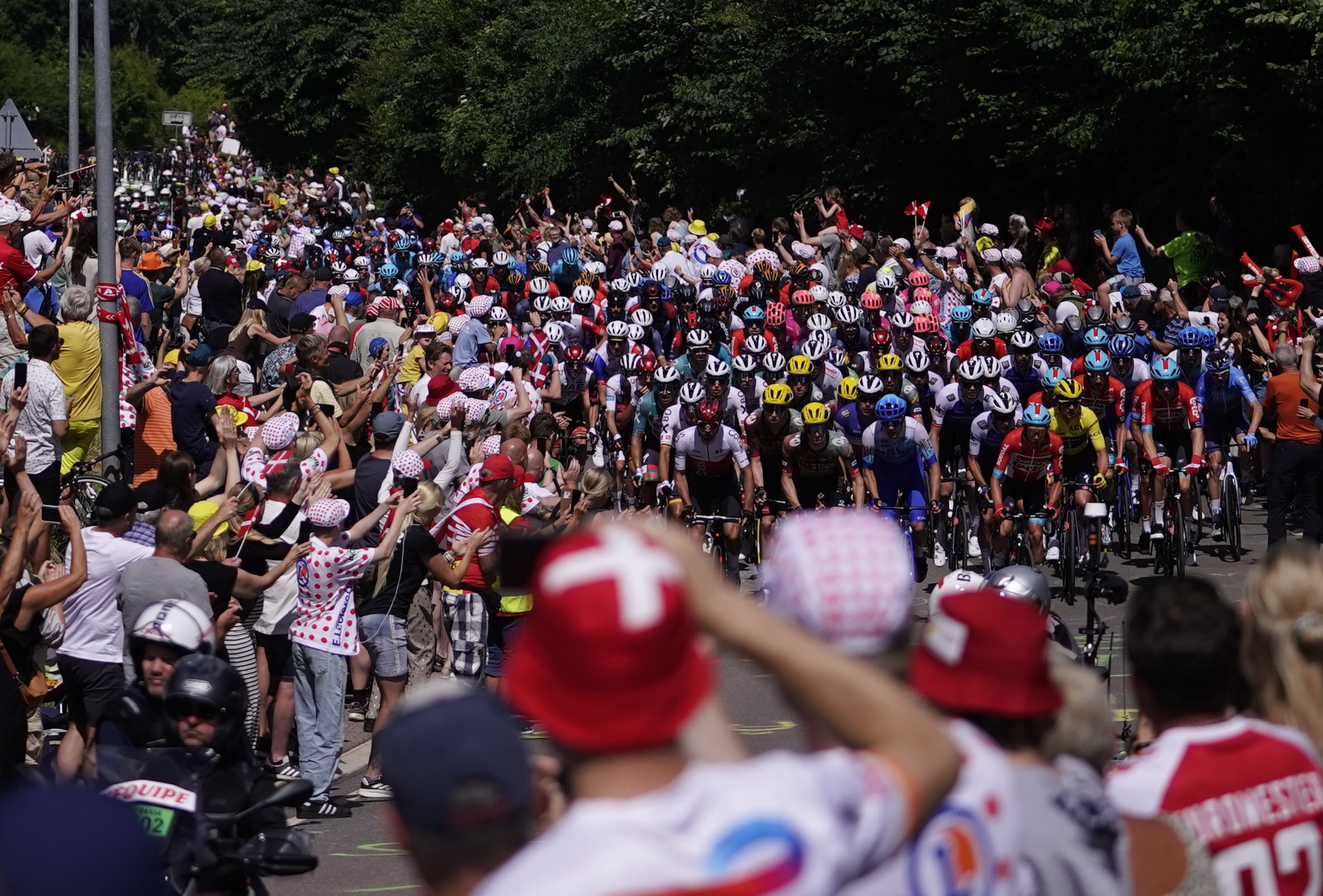 Nyborg (Denmark), 02/07/2022.- The peloton in action during the second stage of the Tour de France 2022 cycling race, over 202.5km between Roskilde and Nyborg, Denmark, 02 July 2022. (Ciclismo, Dinamarca, Francia) EFE/EPA/Liselotte Sabroe DENMARK OUT