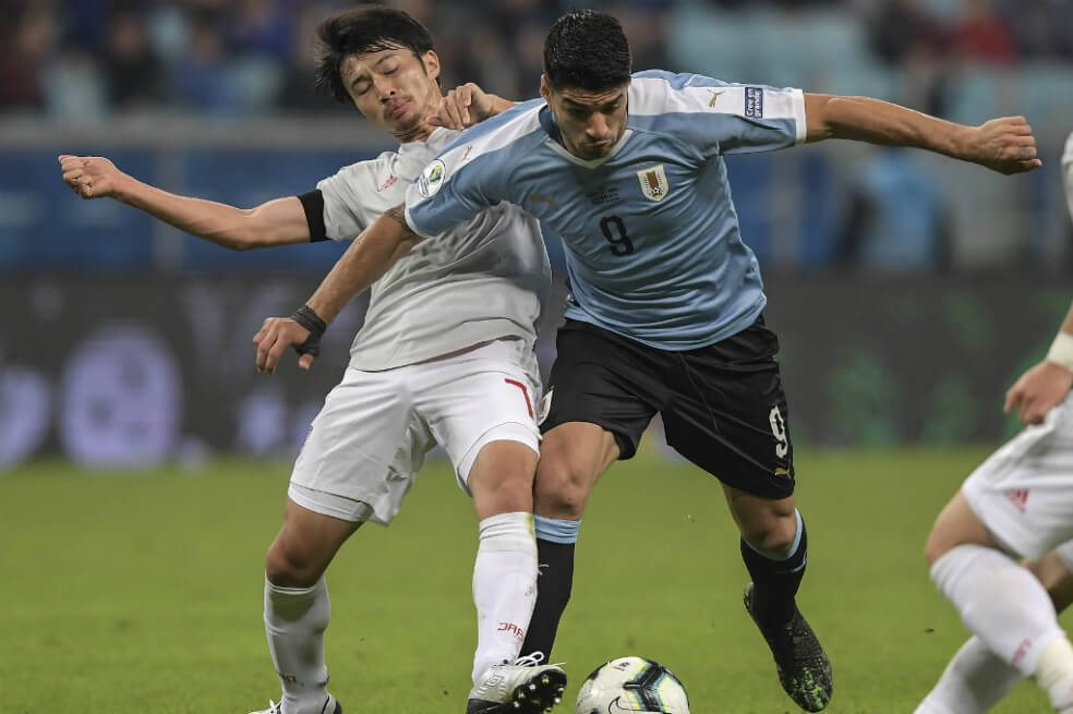 Luis Suárez (d) anotó el primer tanto de Uruguay en el partido ante Japón. / AFP