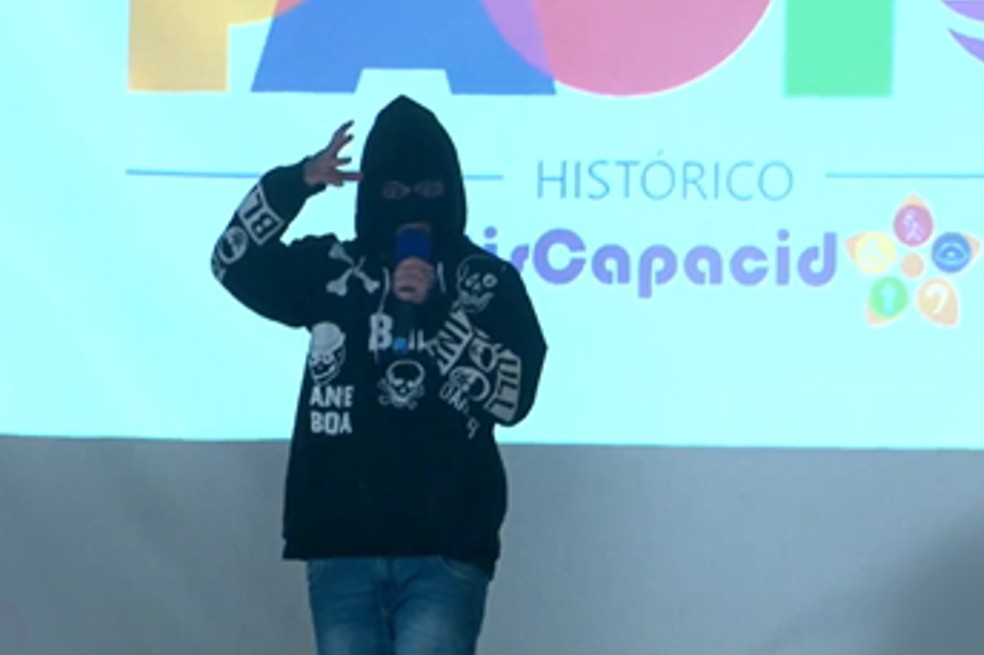 Polémica por aspirante al Congreso encapuchado en evento del Pacto Histórico