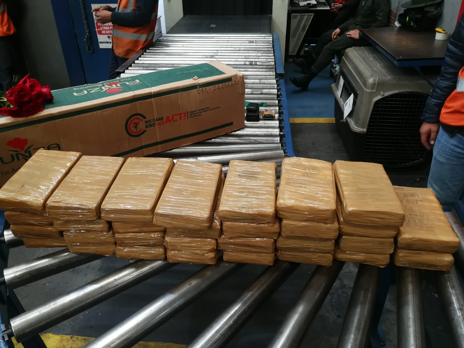 En total, se incautaron 30 paquetes que en su interior tendría clorhidrato de cocaína.
