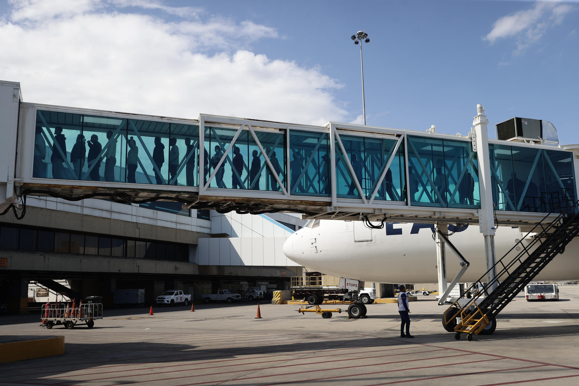 Aterrizó en Venezuela un vuelo con migrantes deportados desde Estados Unidos