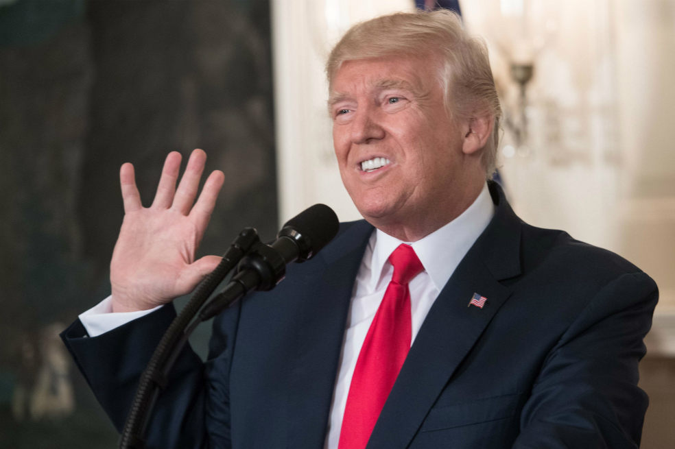 La presión obliga a Trump a condenar los racistas