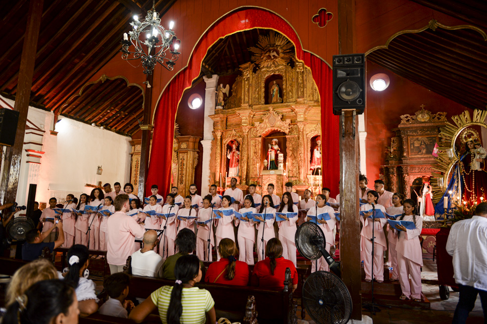 coro polifonico de unibac dirigido por el maestro Fernando carrilo Gómez 2