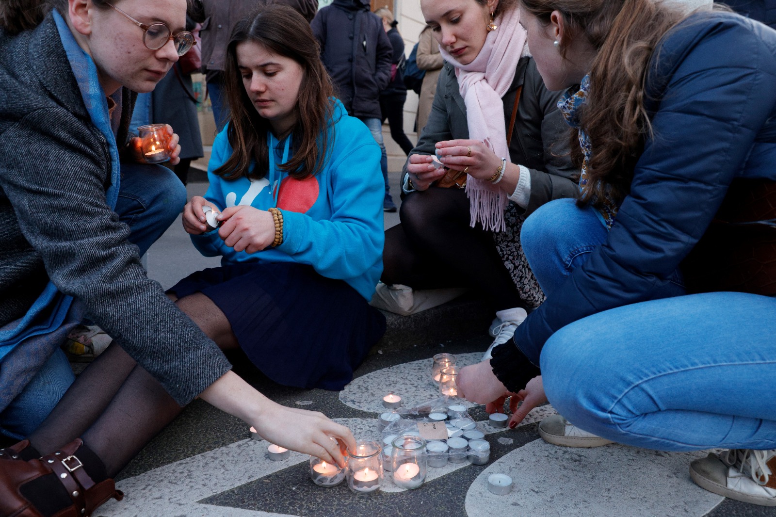 También encendieron velas para mostrar su inconformidad con la decisión.