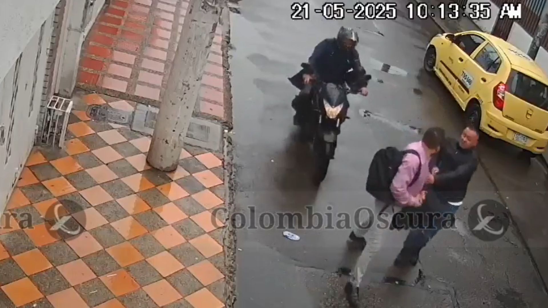 Conductor salvó a un hombre de un posible robo con arma de fuego: quedó grabado